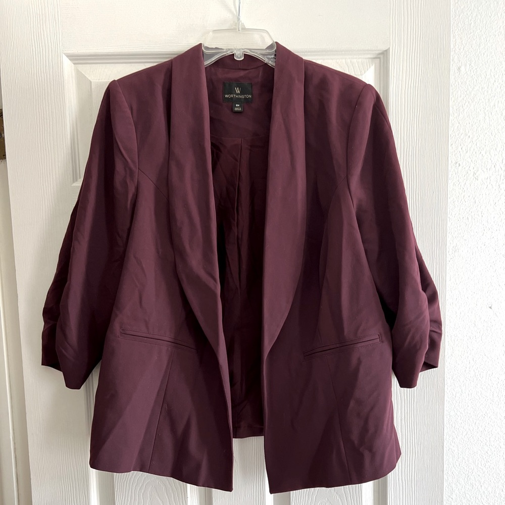 Blazer with ruched sleeves.